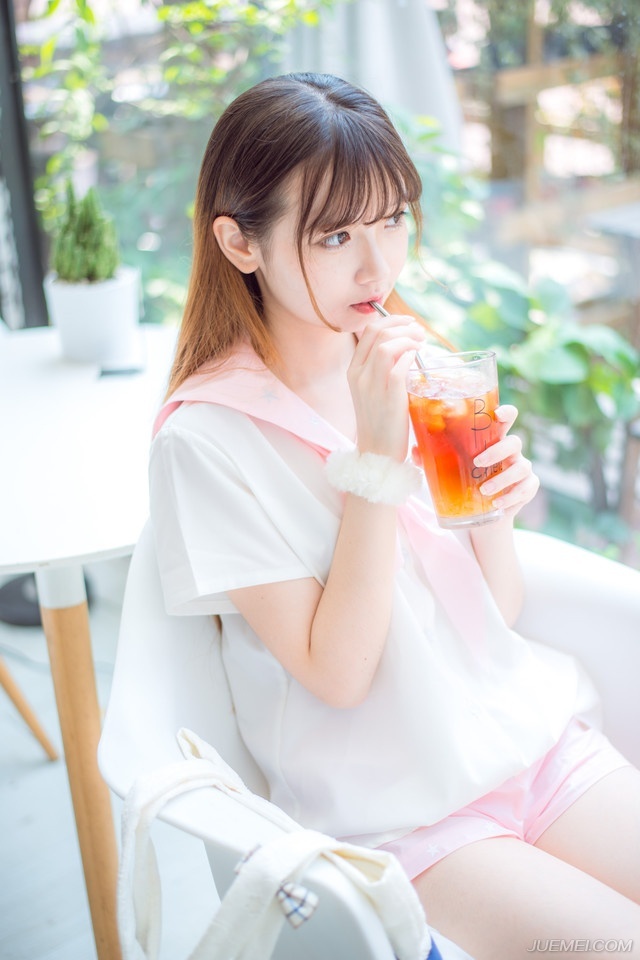 “让人进去探营，告诉他们，找到什么东西，都是他们的。”庞德皱了皱眉，挥手道，这条命令，自然是针对西域胡兵而下的。